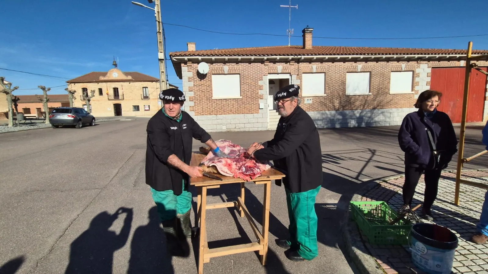 Foto 11 - Tradici&oacute;n y hermandad en la XIV Matanza Popular de Villar de Gallimazo