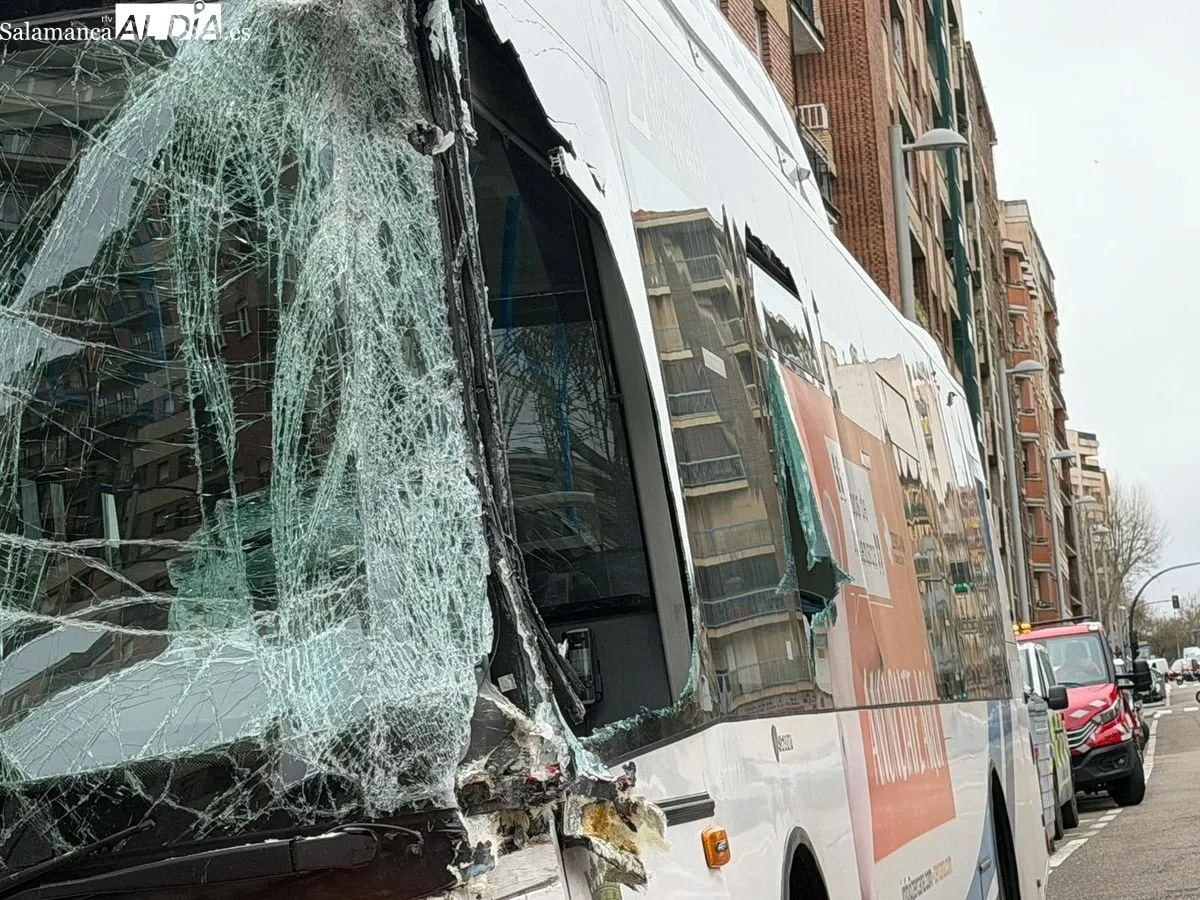 Un autobús urbano choca contra un edificio en la Avenida de Portugal y deja cuatro heridos. Foto Vanesa Martins