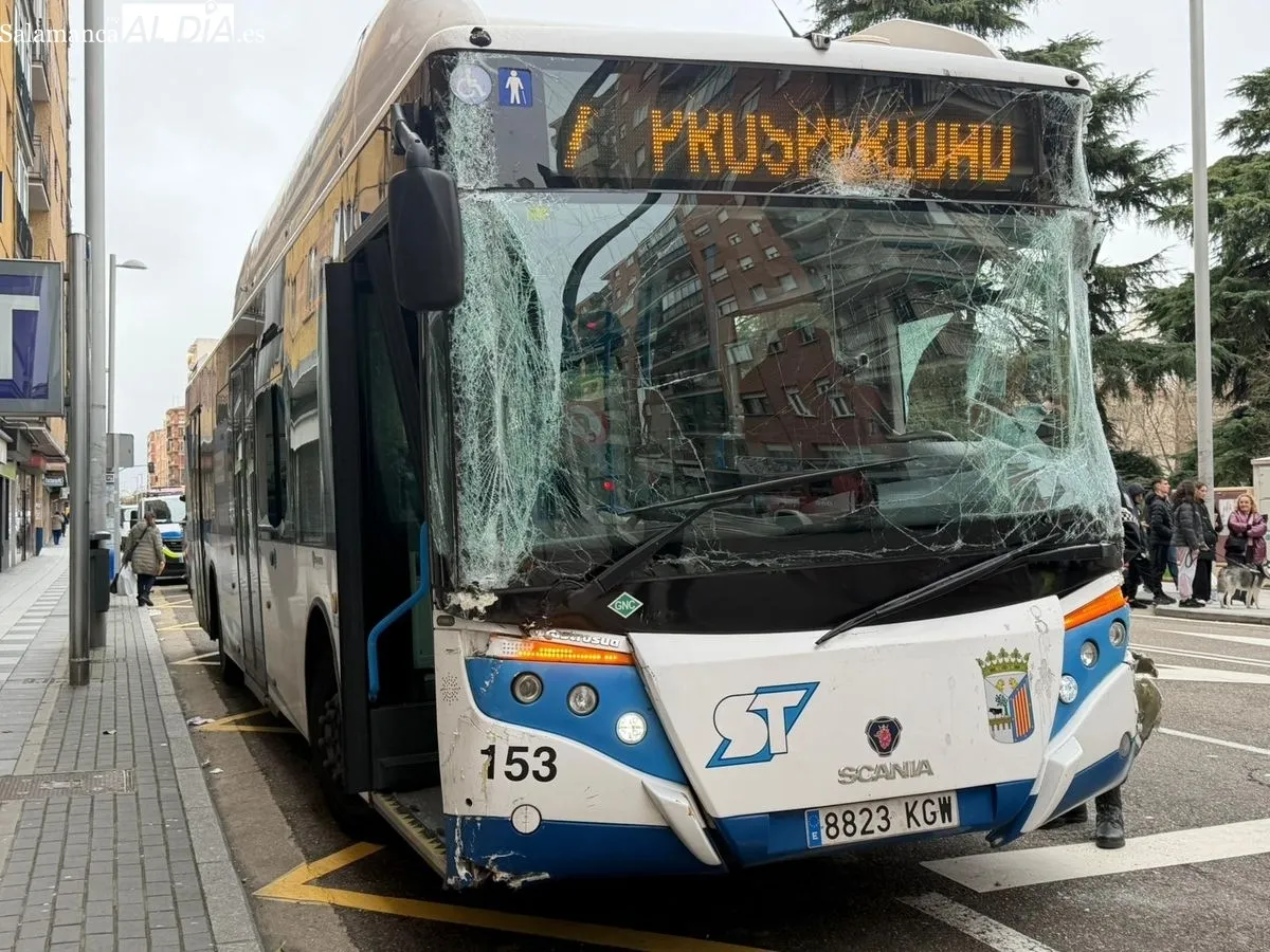 Un autobús urbano choca contra un edificio en la Avenida de Portugal y deja cuatro heridos. Foto Vanesa Martins