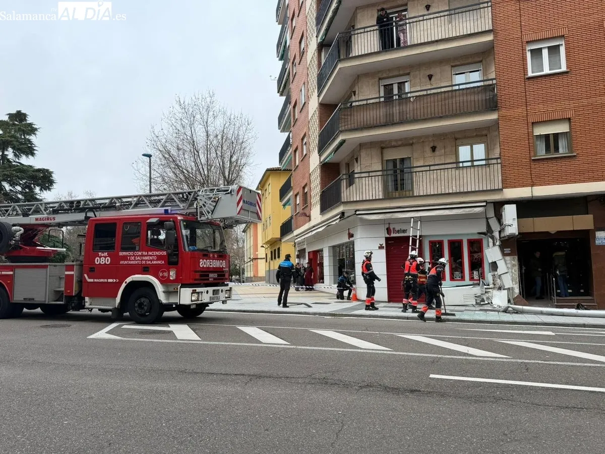Un autobús urbano choca contra un edificio en la Avenida de Portugal y deja cuatro heridos. Foto Vanesa Martins