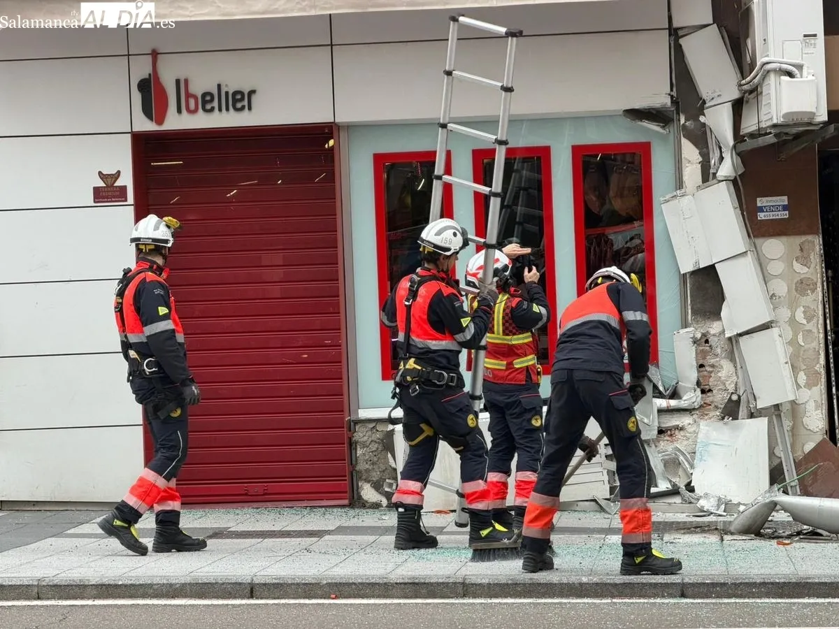 Un autobús urbano choca contra un edificio en la Avenida de Portugal y deja cuatro heridos. Foto Vanesa Martins