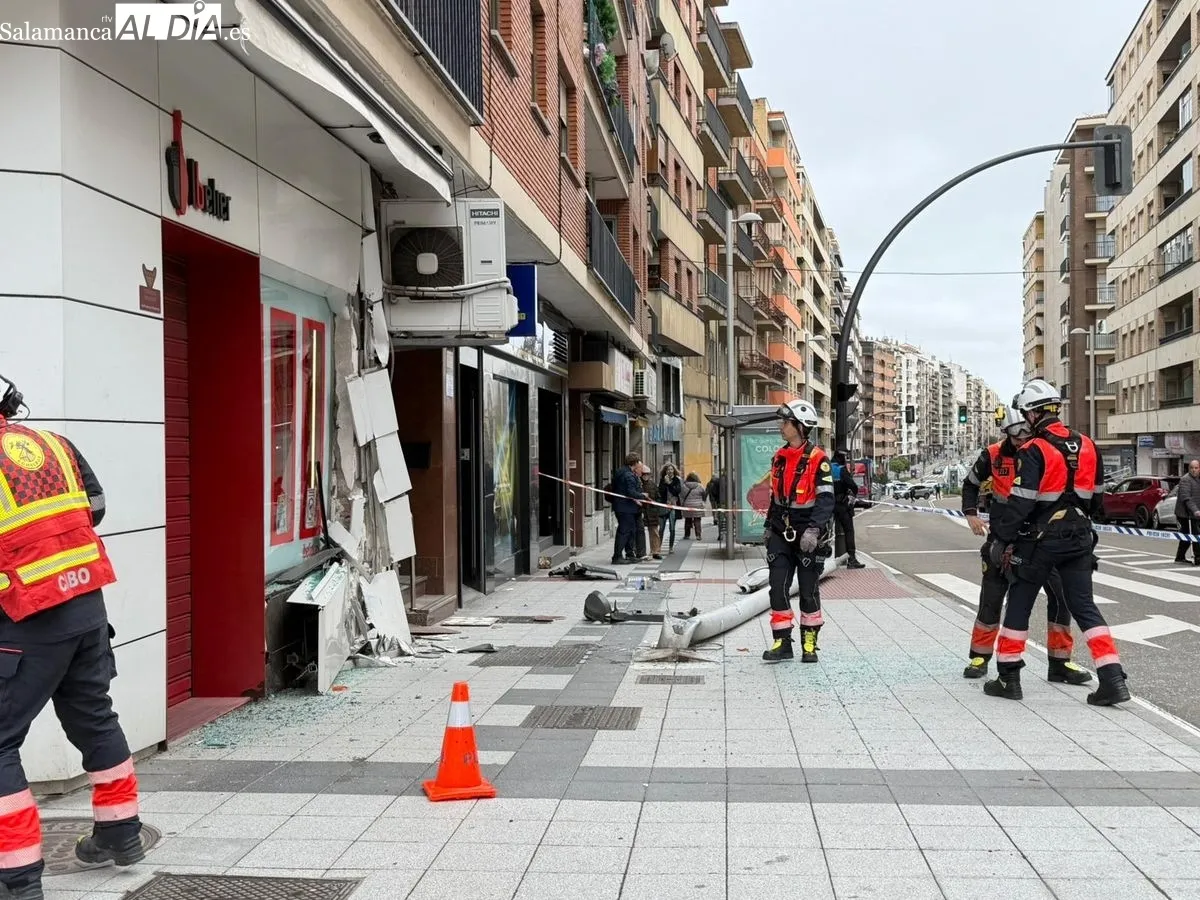 Un autobús urbano choca contra un edificio en la Avenida de Portugal y deja cuatro heridos. Foto Vanesa Martins