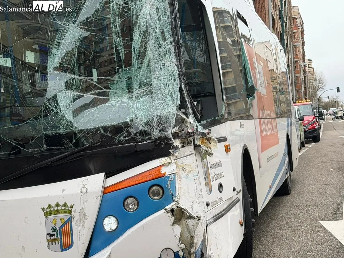 Un autobús urbano choca contra un edificio en la Avenida de Portugal y deja cuatro heridos. Foto Vanesa Martins