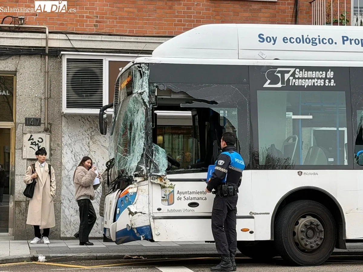 Un autobús urbano choca contra un edificio en la Avenida de Portugal y deja cuatro heridos. Foto Vanesa Martins