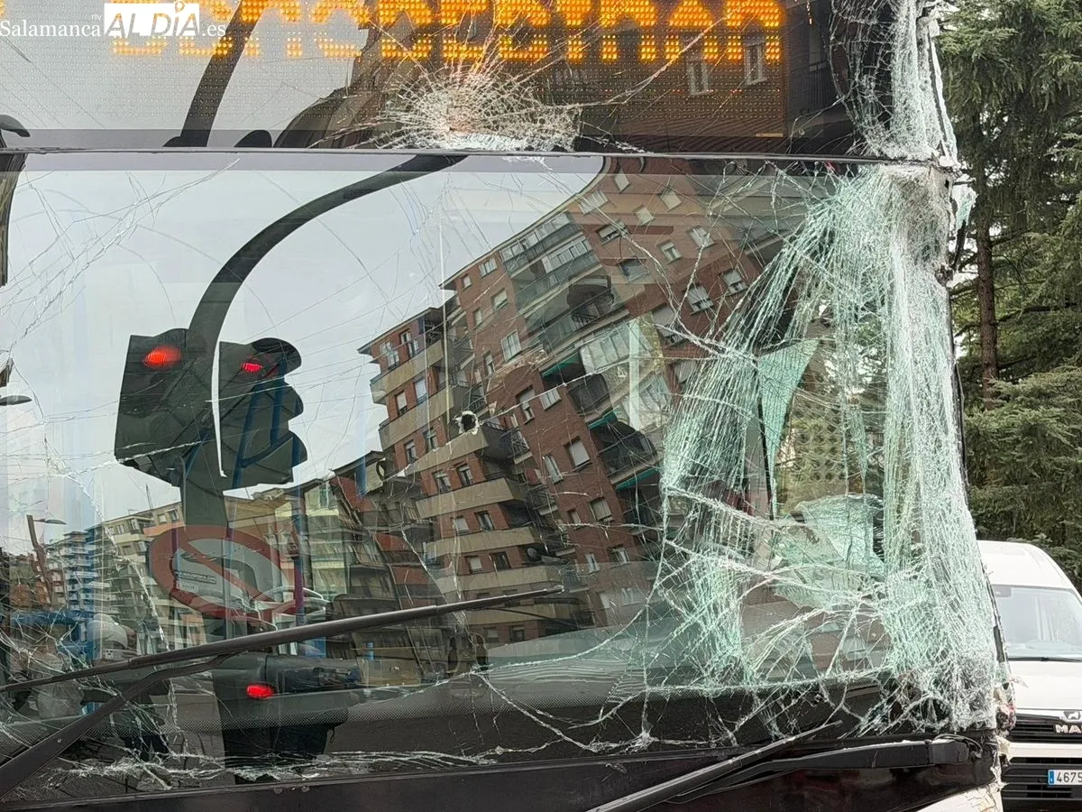 Un autobús urbano choca contra un edificio en la Avenida de Portugal y deja cuatro heridos. Foto Vanesa Martins