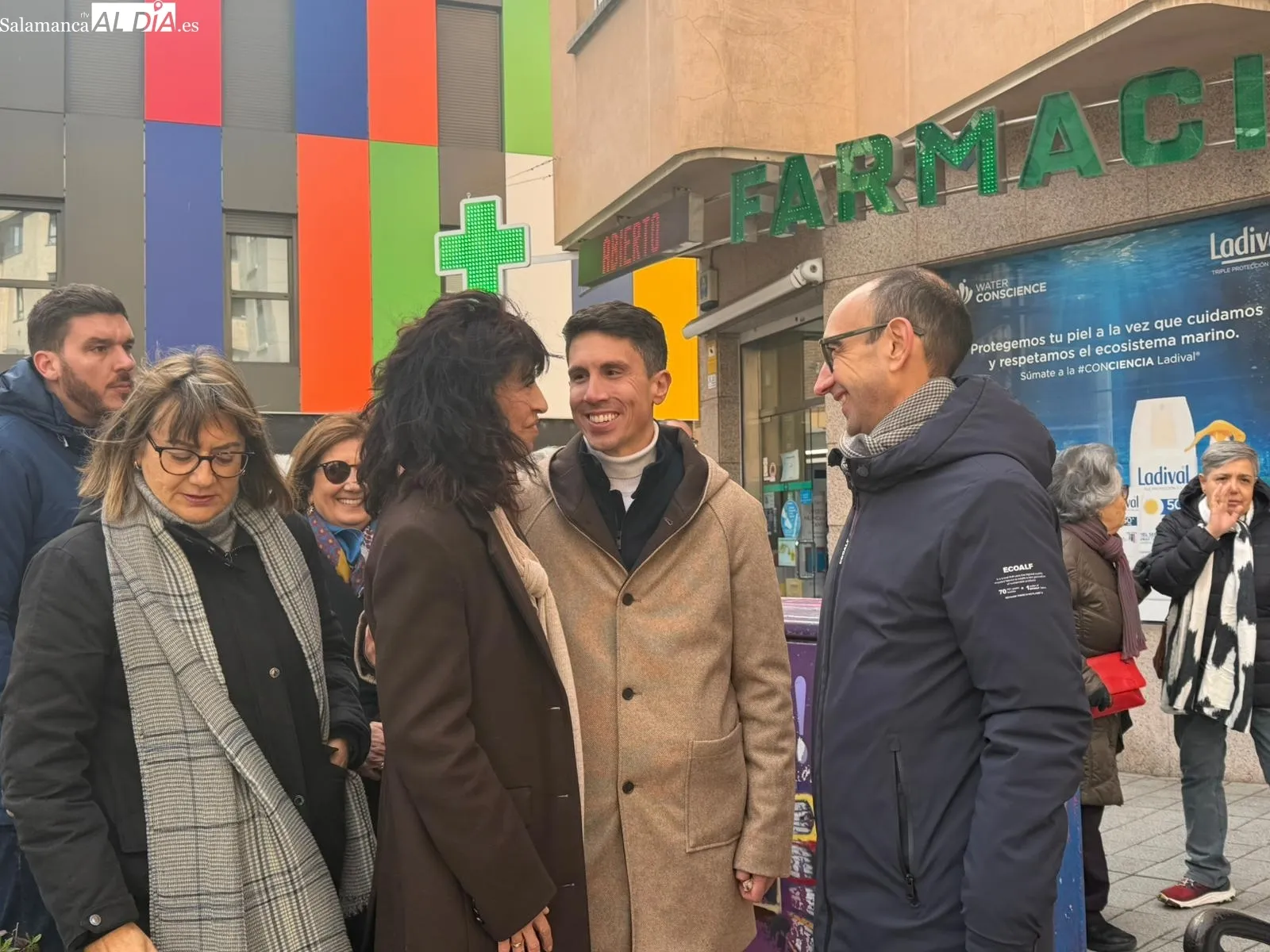 La ministra de Igualdad, Ana Redondo, en su visita el barrio del Oeste | FOTOS: V. Martins 