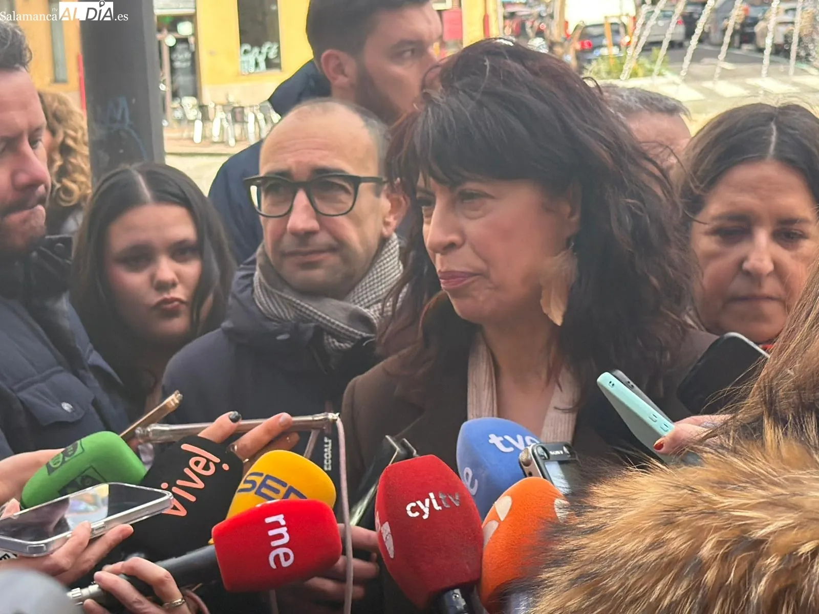 La ministra de Igualdad, Ana Redondo, en su visita el barrio del Oeste | FOTOS: V. Martins 