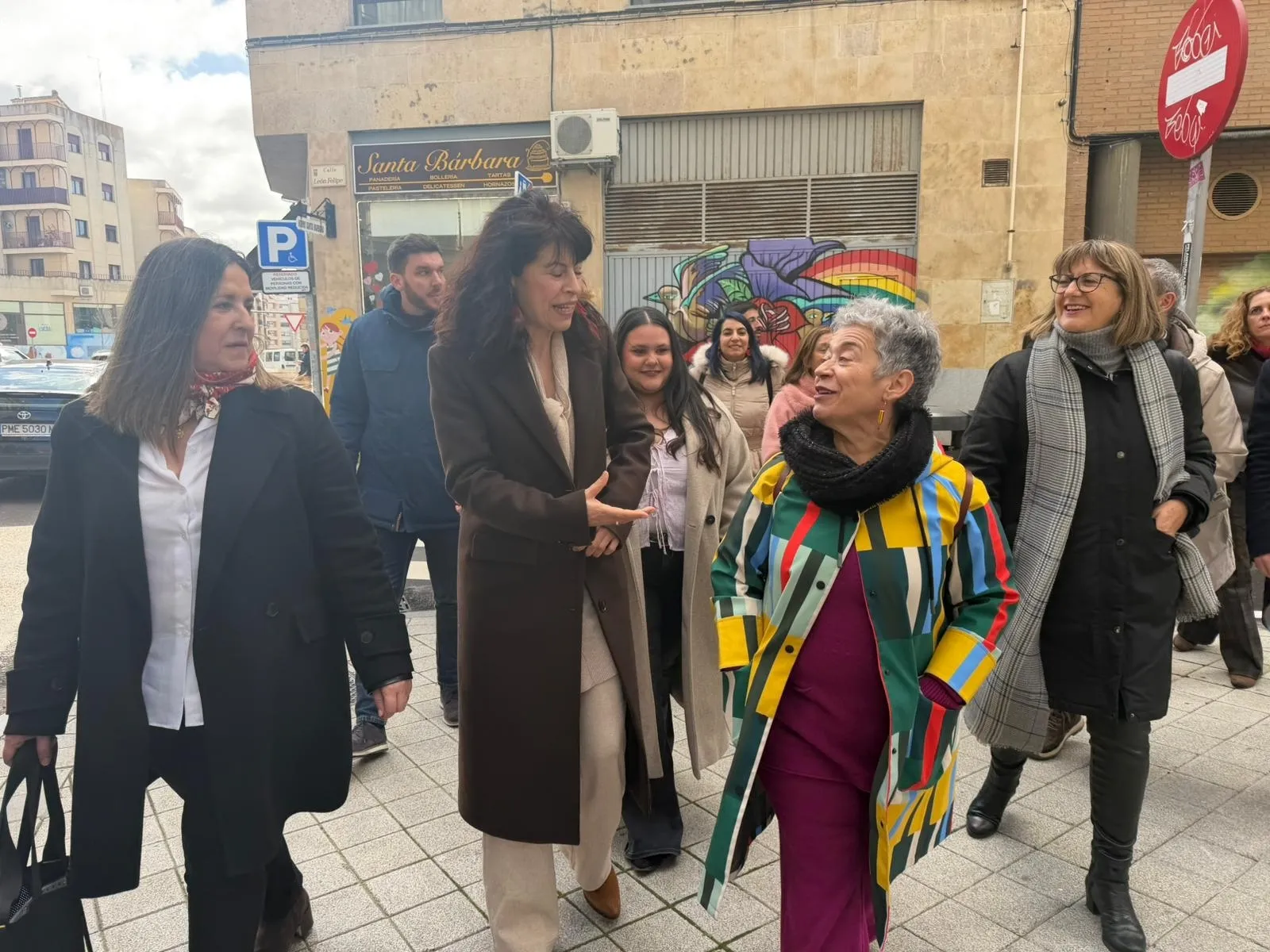 La ministra de Igualdad, Ana Redondo, en su visita el barrio del Oeste | FOTOS: V. Martins 