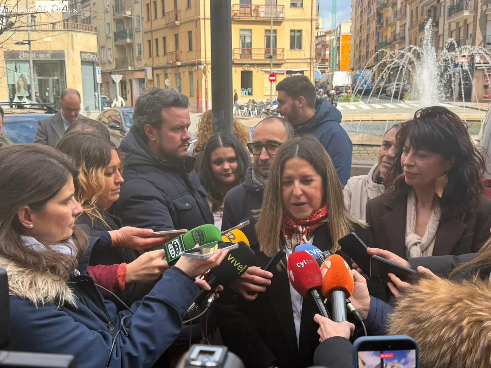 La ministra de Igualdad, Ana Redondo, en su visita el barrio del Oeste | FOTOS: V. Martins 
