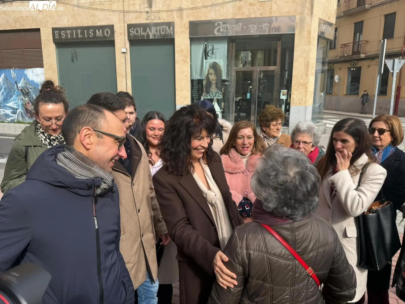 La ministra de Igualdad, Ana Redondo, en su visita el barrio del Oeste | FOTOS: V. Martins 