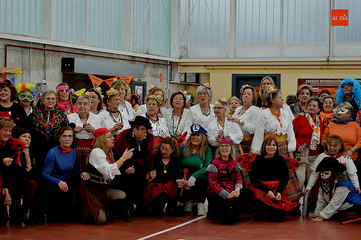 La Asociación Amanecer celebra el Carnaval con una animada fiesta de disfraces en la sala José Ángel Gómez
