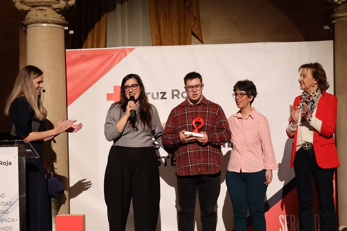 Foto 7 - Cruz Roja premia a los alumnos de Ciudad Rodrigo que ayudaron tras la DANA en Valencia
