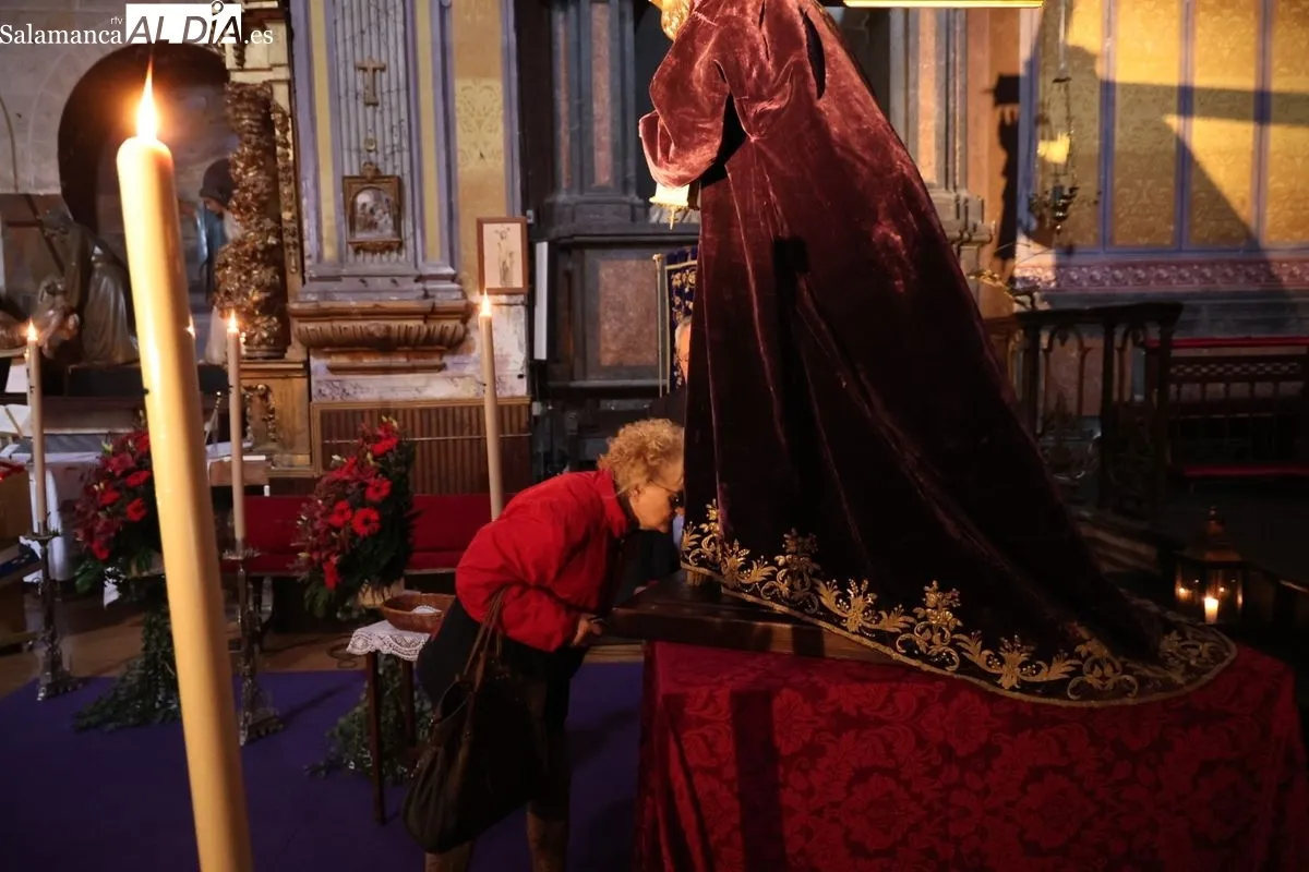 Besapié a Jesús Nazareno en la iglesia de San Julián de Salamanca. Fotos: David Sañudo