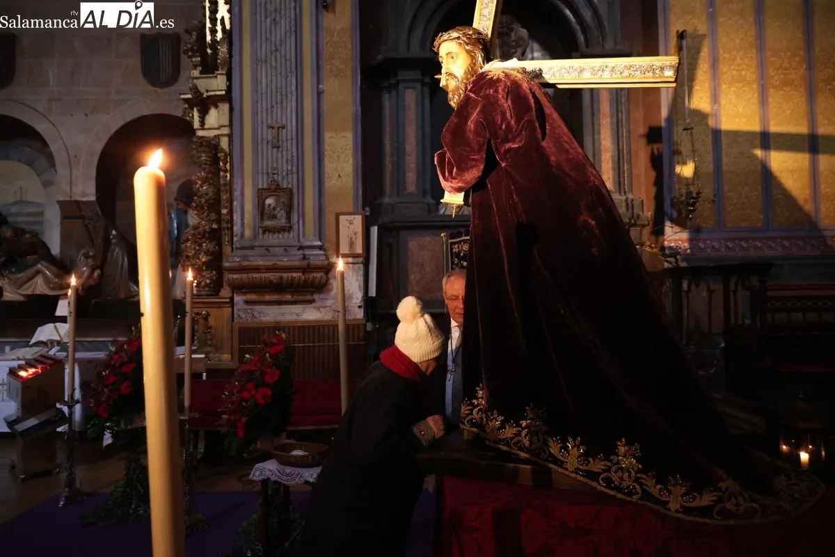 Besapié a Jesús Nazareno en la iglesia de San Julián de Salamanca. Fotos: David Sañudo
