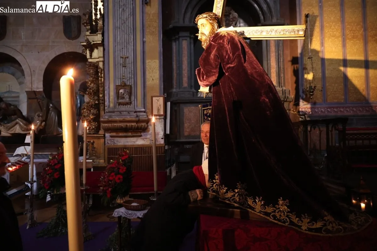 Besapié a Jesús Nazareno en la iglesia de San Julián de Salamanca. Fotos: David Sañudo