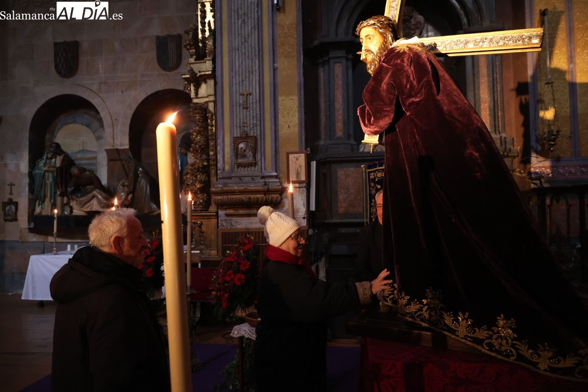 FOTOS | Cientos de fieles muestran su fe a Jesús Nazareno en el tradicional besapié