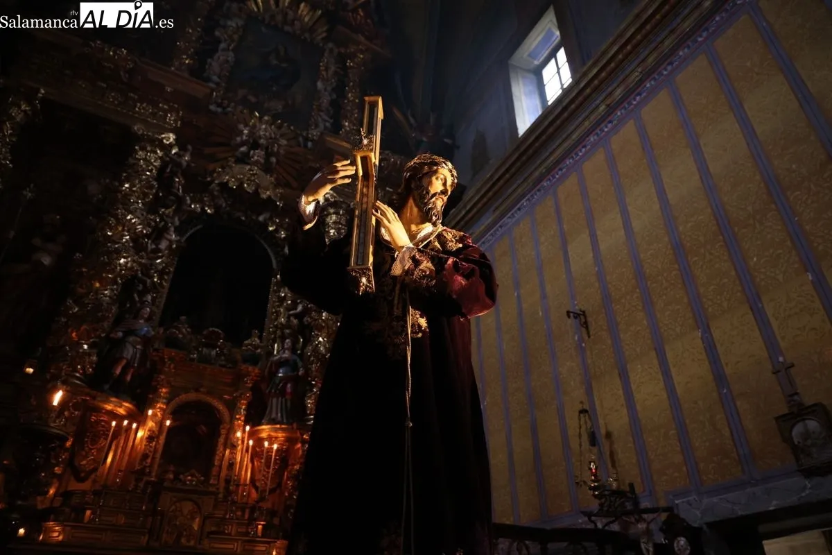 Besapié a Jesús Nazareno en la iglesia de San Julián de Salamanca. Fotos: David Sañudo