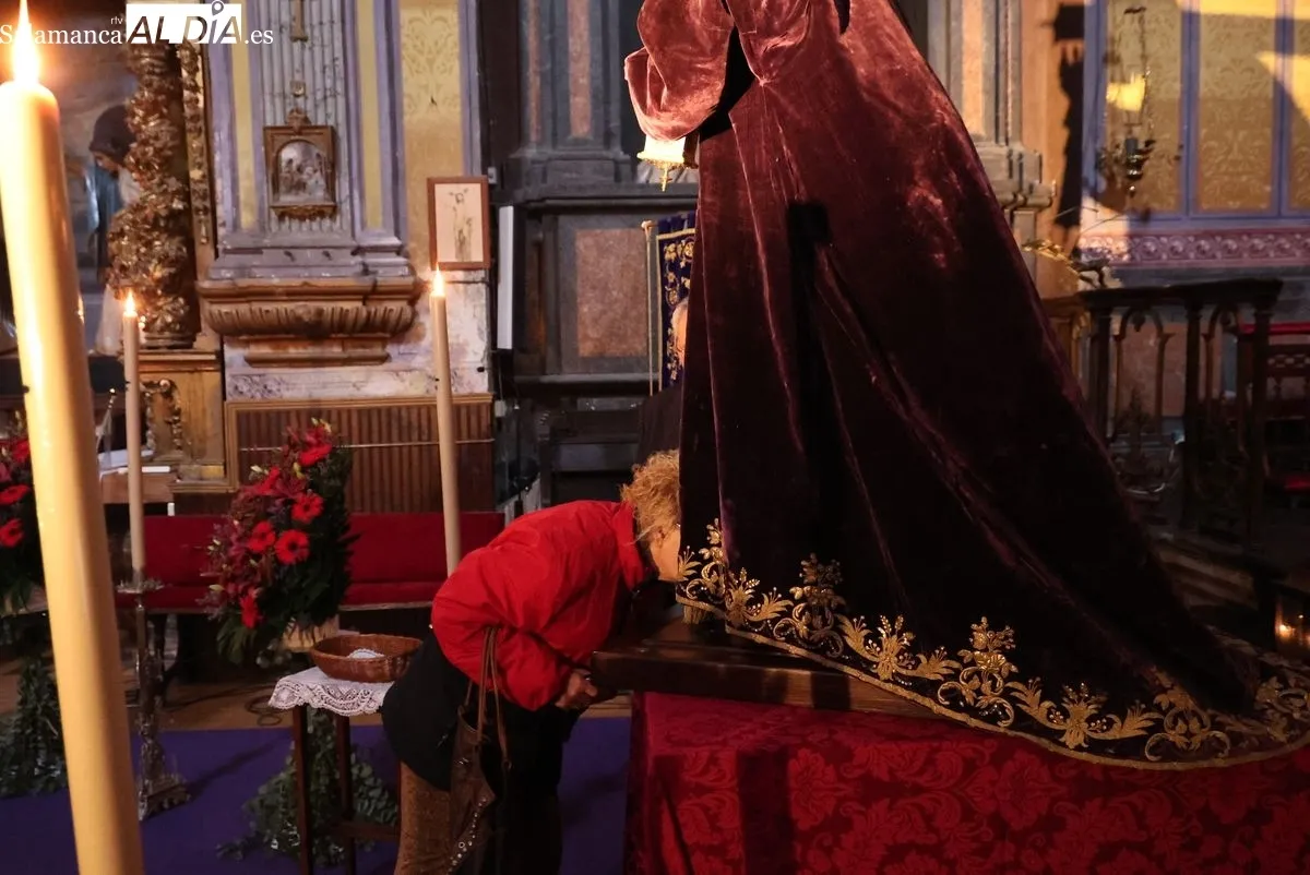Besapié a Jesús Nazareno en la iglesia de San Julián de Salamanca. Fotos: David Sañudo