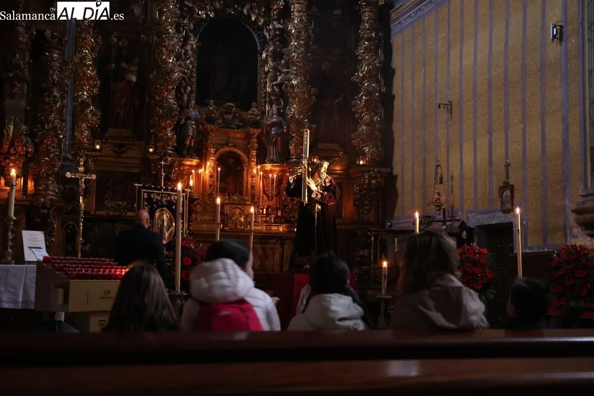 Besapié a Jesús Nazareno en la iglesia de San Julián de Salamanca. Fotos: David Sañudo