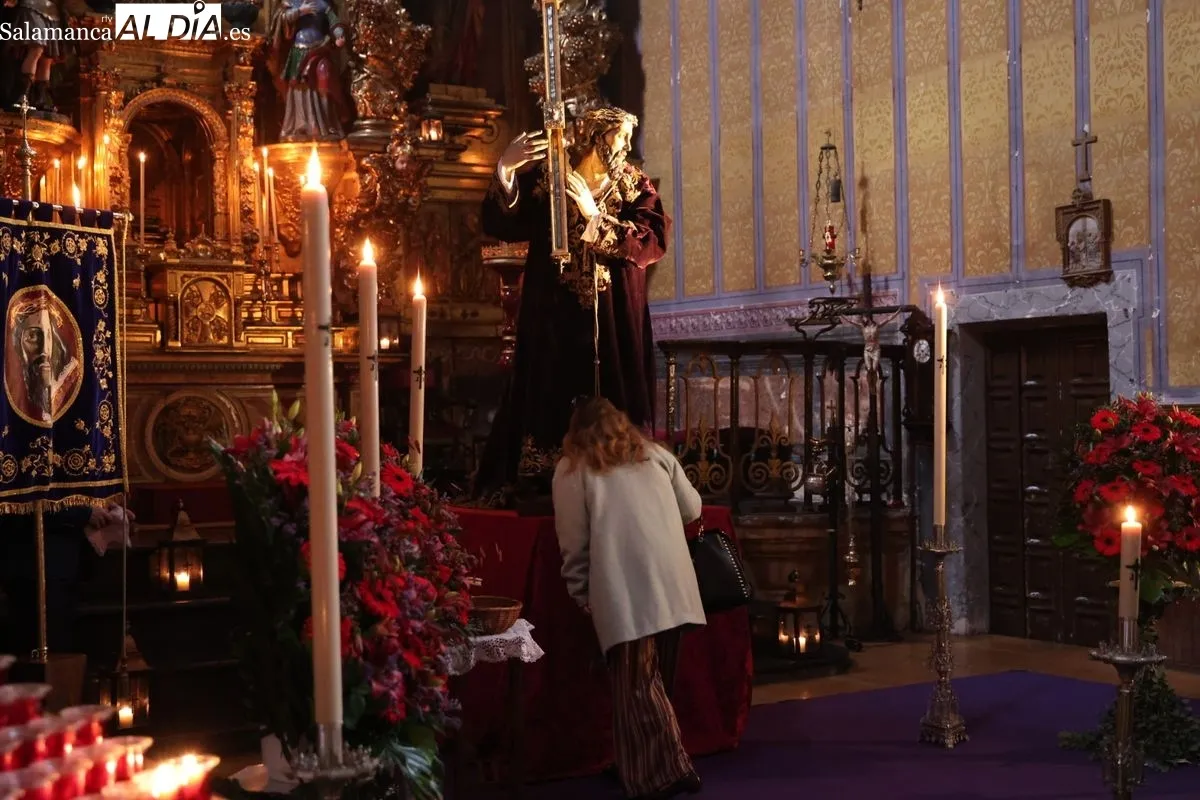 Besapié a Jesús Nazareno en la iglesia de San Julián de Salamanca. Fotos: David Sañudo