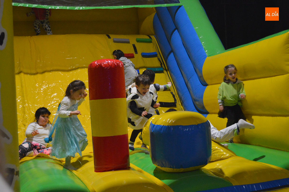 Los niños mirobrigenses disfrutaron de su baile de disfraces en el Pabellón Municipal de Foxá