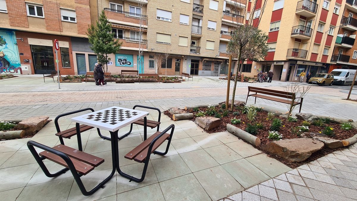 La calle Gütenberg estrena imagen con diez árboles frutales y una mesa de ajedrez