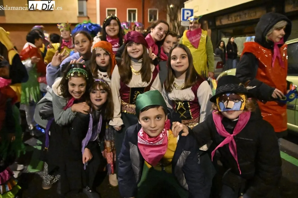 Foto 15 - V&Iacute;DEO Y FOTOS | Explosi&oacute;n de m&uacute;sica, alegr&iacute;a y color en el Carnaval del Barrio del Oeste