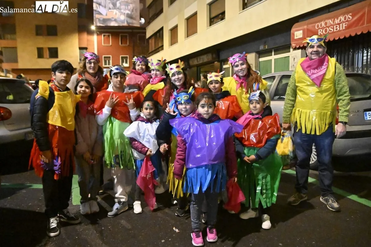 Foto 14 - V&Iacute;DEO Y FOTOS | Explosi&oacute;n de m&uacute;sica, alegr&iacute;a y color en el Carnaval del Barrio del Oeste