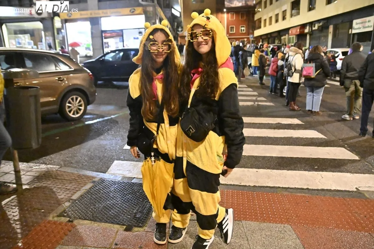 Foto 13 - V&Iacute;DEO Y FOTOS | Explosi&oacute;n de m&uacute;sica, alegr&iacute;a y color en el Carnaval del Barrio del Oeste