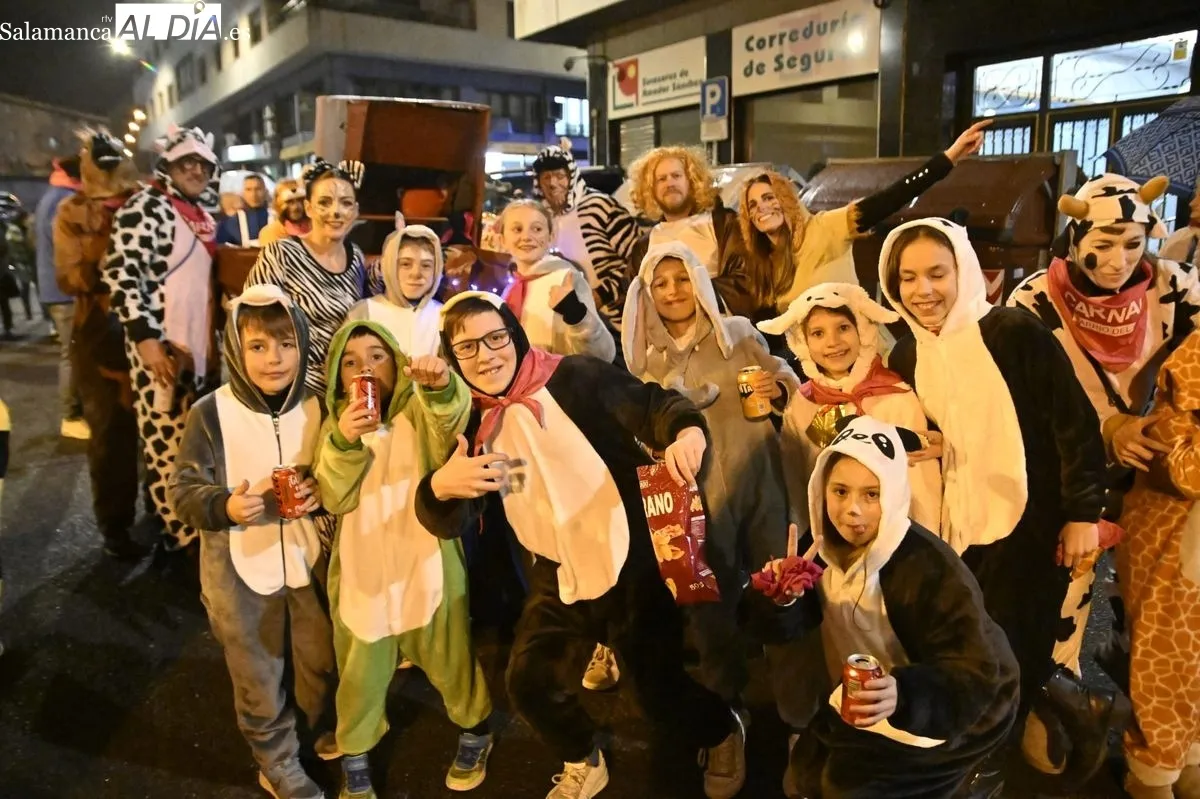 Foto 11 - V&Iacute;DEO Y FOTOS | Explosi&oacute;n de m&uacute;sica, alegr&iacute;a y color en el Carnaval del Barrio del Oeste