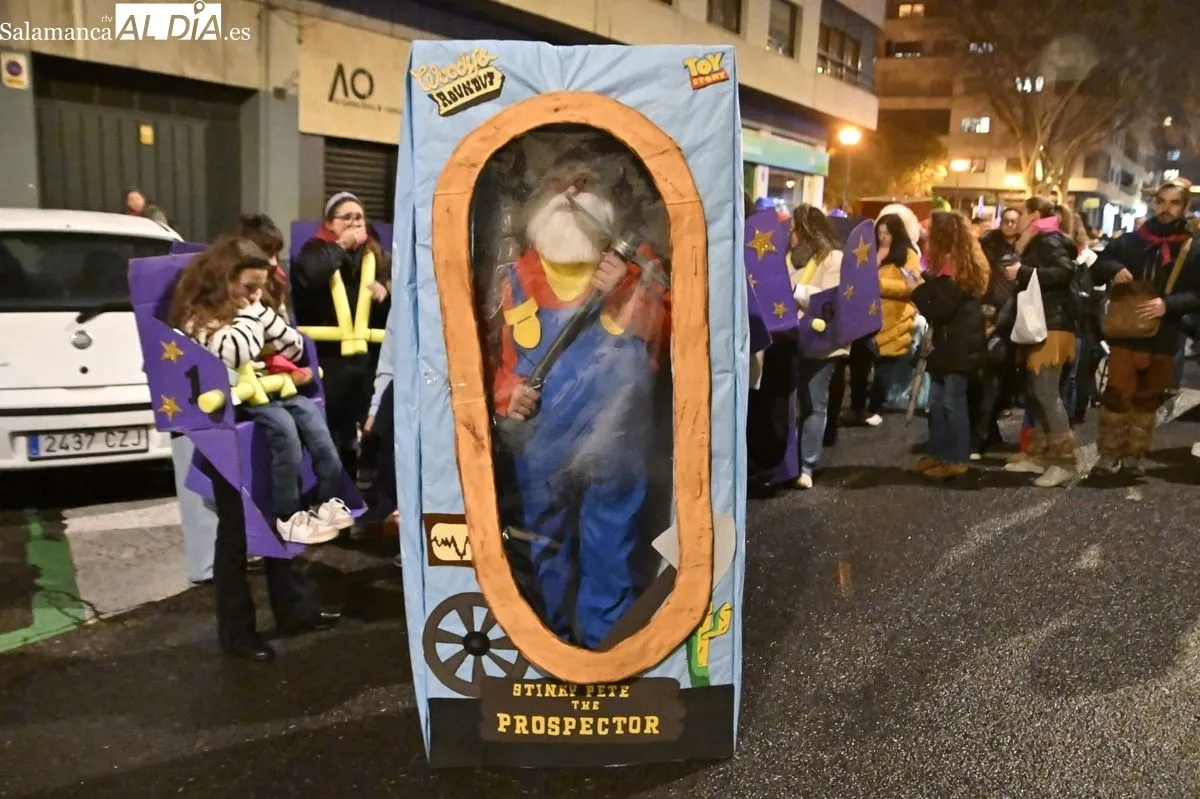 Foto 8 - V&Iacute;DEO Y FOTOS | Explosi&oacute;n de m&uacute;sica, alegr&iacute;a y color en el Carnaval del Barrio del Oeste