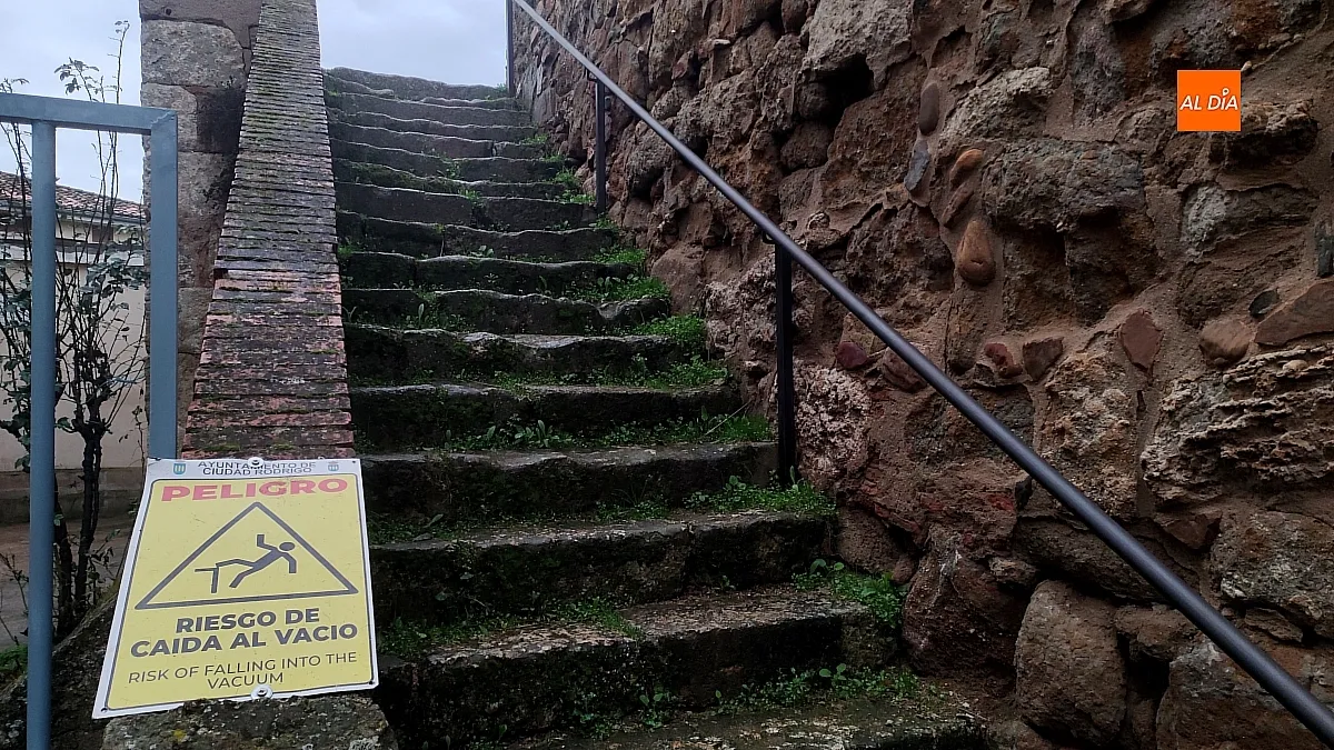 Carteles de advertencia  al llegar al adarve de la muralla mirobrigense