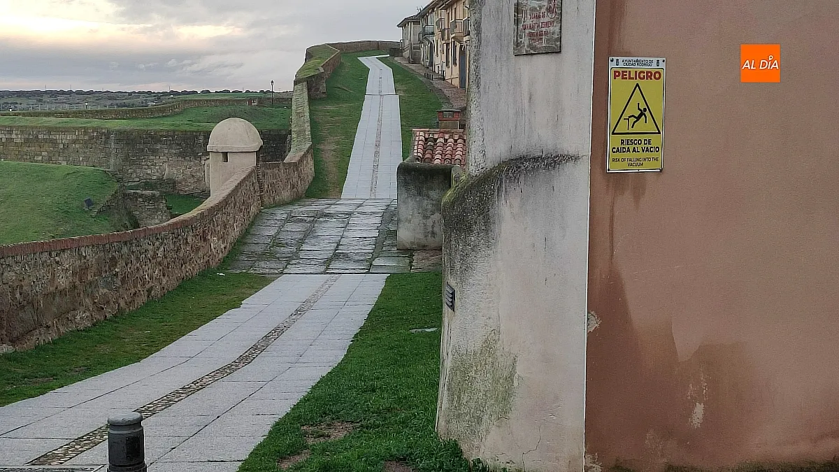 Carteles de advertencia  al llegar al adarve de la muralla mirobrigense