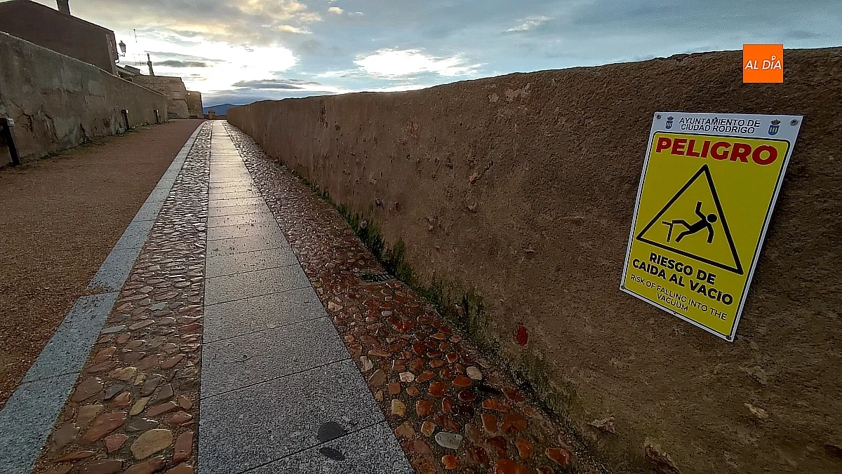 Carteles de advertencia  al llegar al adarve de la muralla mirobrigense