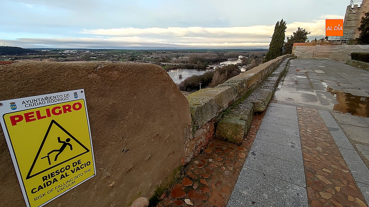 Colocada la cartelería de advertencia ante el riesgo de caída desde la muralla