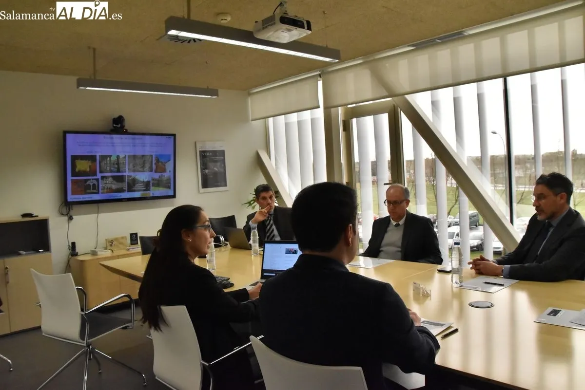 El alcalde de Salamanca, Carlos García Carbayo, el director del Centro de Láseres Pulsados, Giancarlo Gatti; y el vicerrector de Investigación de la Universidad de Salamanca, JoséMiguel Mateos Roco en la visita y reunión el CLP | FOTOS: Vanesa Martins 