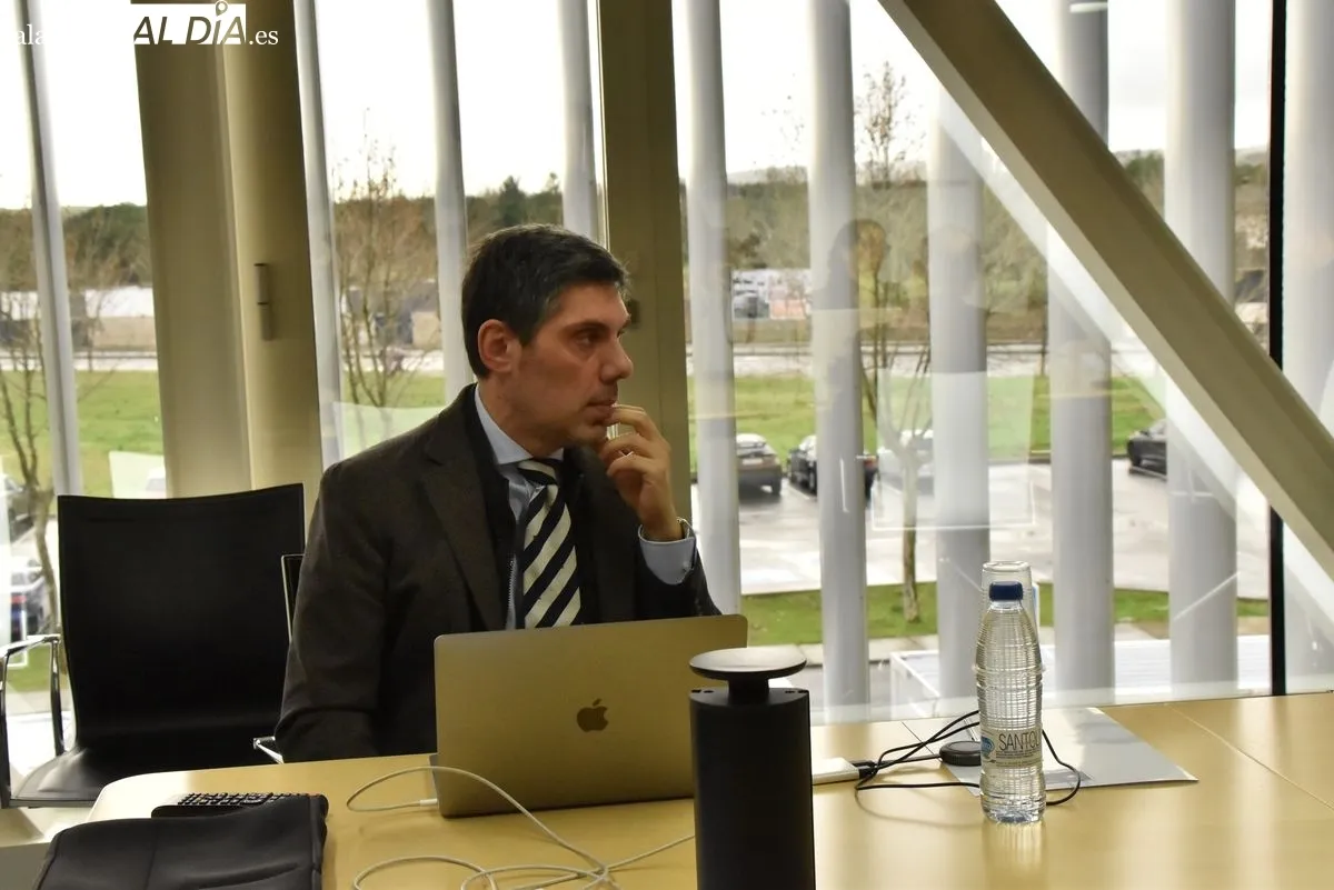 El alcalde de Salamanca, Carlos García Carbayo, el director del Centro de Láseres Pulsados, Giancarlo Gatti; y el vicerrector de Investigación de la Universidad de Salamanca, JoséMiguel Mateos Roco en la visita y reunión el CLP | FOTOS: Vanesa Martins 