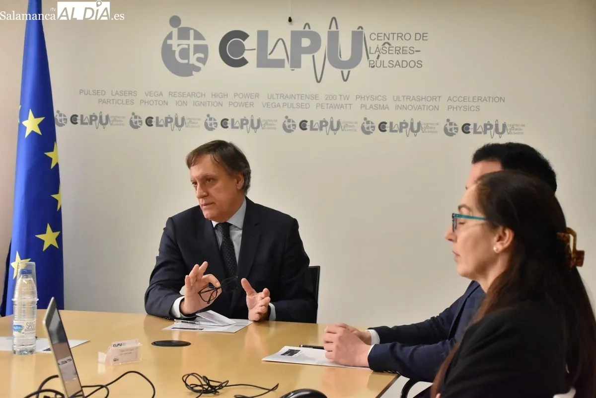 El alcalde de Salamanca, Carlos García Carbayo, el director del Centro de Láseres Pulsados, Giancarlo Gatti; y el vicerrector de Investigación de la Universidad de Salamanca, JoséMiguel Mateos Roco en la visita y reunión el CLP | FOTOS: Vanesa Martins 