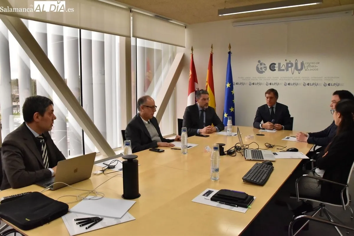 El alcalde de Salamanca, Carlos García Carbayo, el director del Centro de Láseres Pulsados, Giancarlo Gatti; y el vicerrector de Investigación de la Universidad de Salamanca, JoséMiguel Mateos Roco en la visita y reunión el CLP | FOTOS: Vanesa Martins 