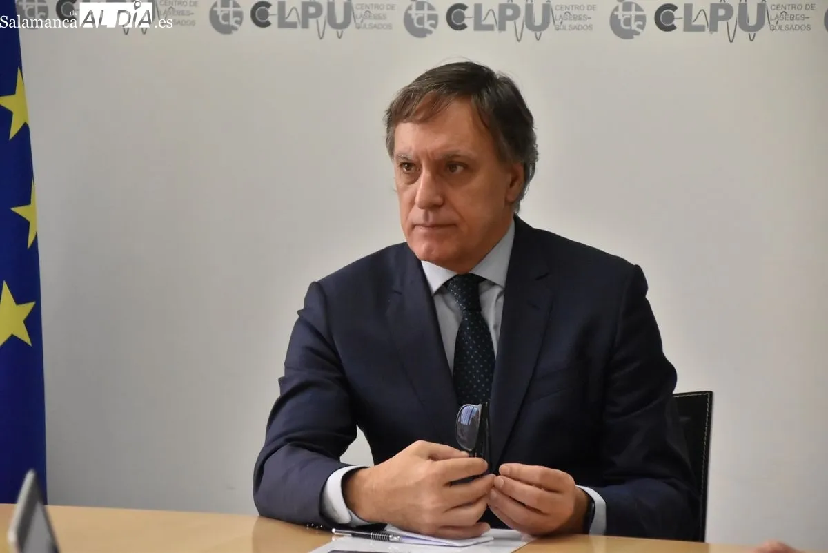 El alcalde de Salamanca, Carlos García Carbayo, el director del Centro de Láseres Pulsados, Giancarlo Gatti; y el vicerrector de Investigación de la Universidad de Salamanca, JoséMiguel Mateos Roco en la visita y reunión el CLP | FOTOS: Vanesa Martins 