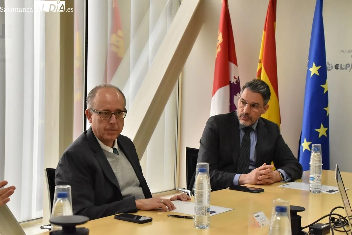 El alcalde de Salamanca, Carlos García Carbayo, el director del Centro de Láseres Pulsados, Giancarlo Gatti; y el vicerrector de Investigación de la Universidad de Salamanca, JoséMiguel Mateos Roco en la visita y reunión el CLP | FOTOS: Vanesa Martins 