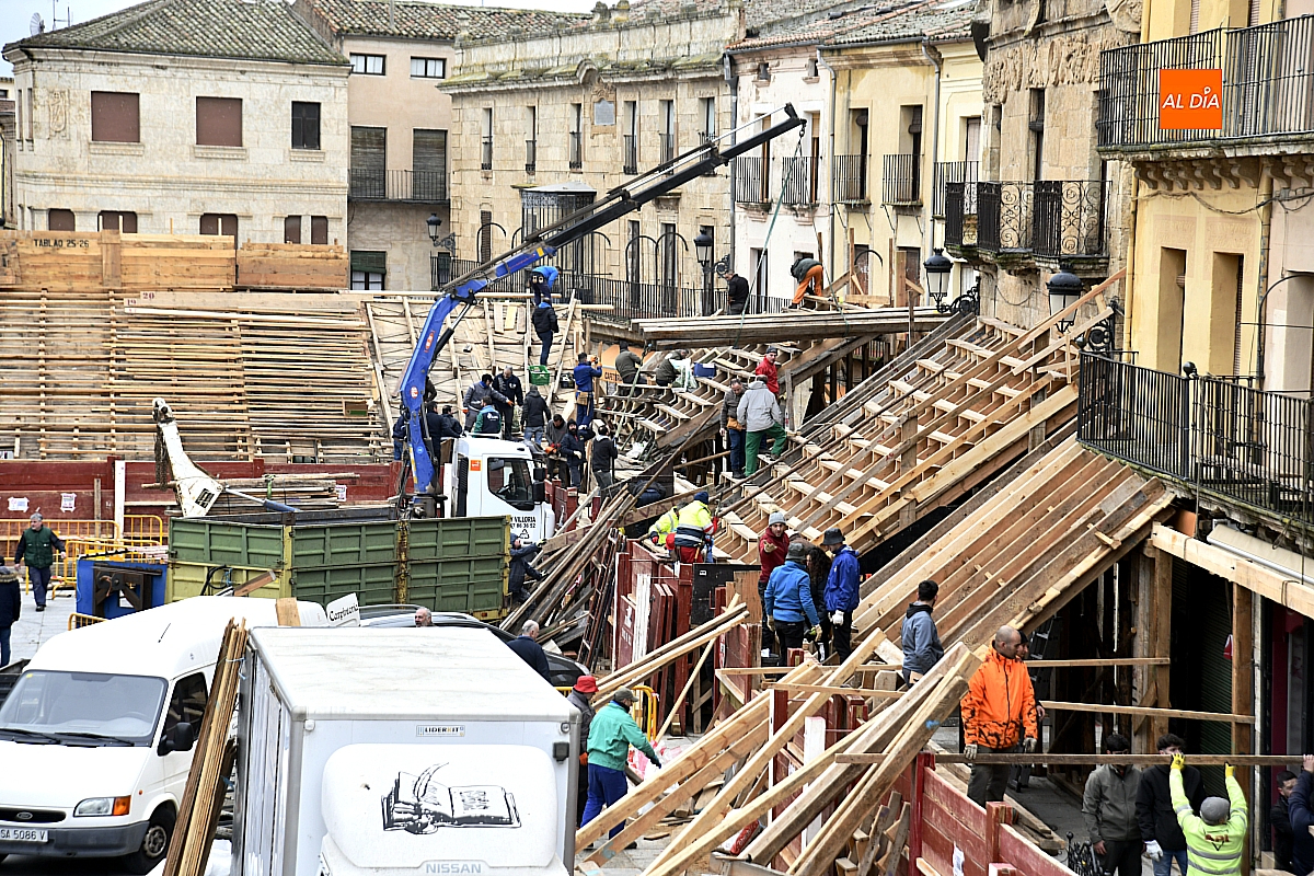 Frenética mañana de montaje de tablaos desafiando a la lluvia