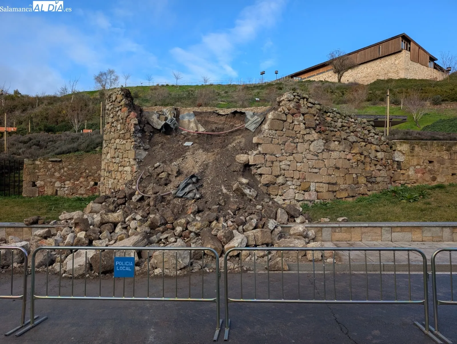 Cae un muro en la Vaguada de la Palma | FOTOS: David Sañudo
