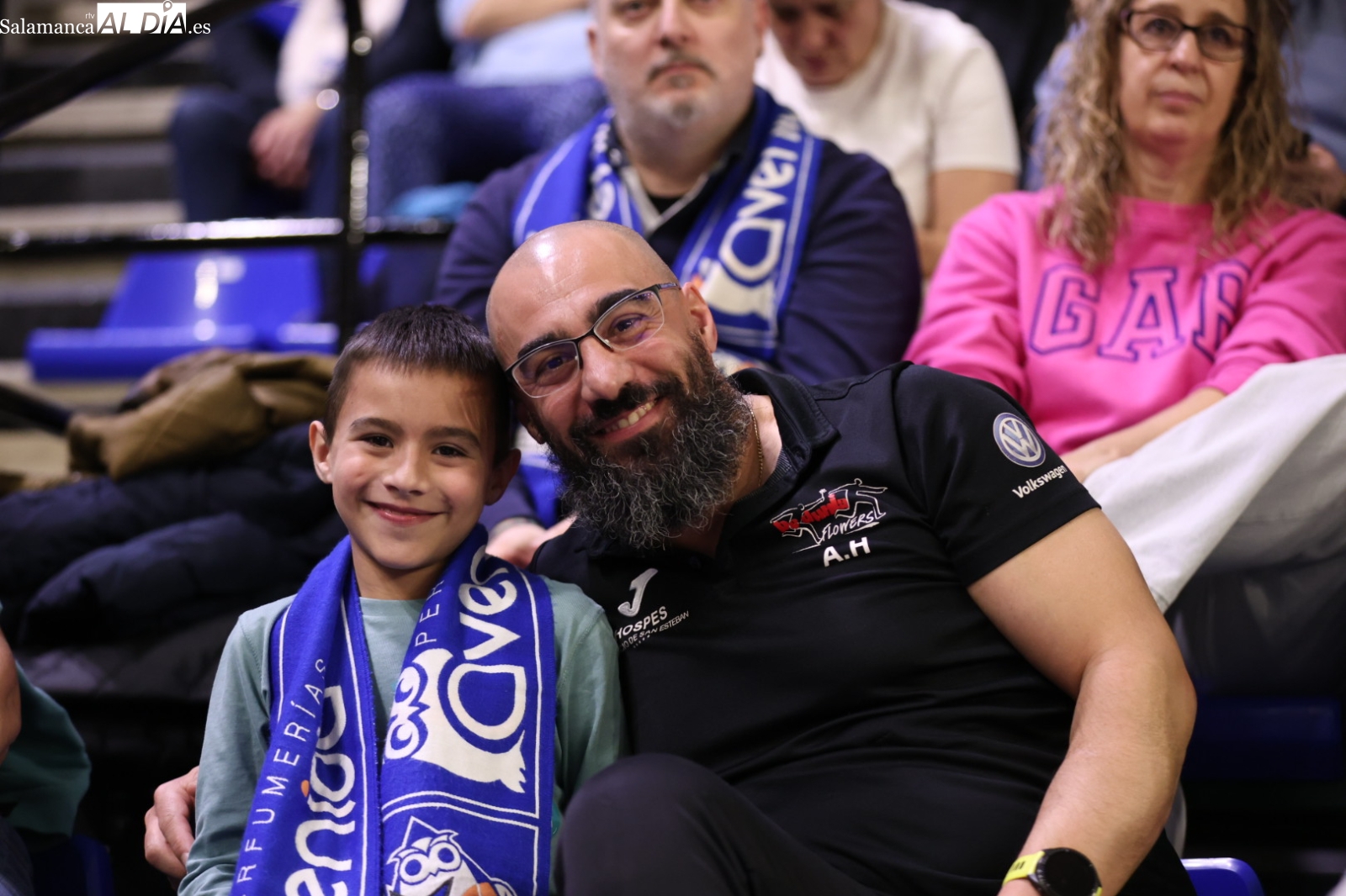 FOTOS | La afición del Perfumerías Avenida no se pierde el Clásico del basket femenino con el Uni Girona tras la tormenta