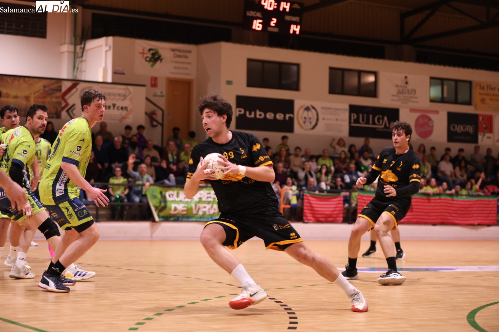 FOTOS | El BM Salamanca gana al líder BM Zamora en un final de infarto (27-26)