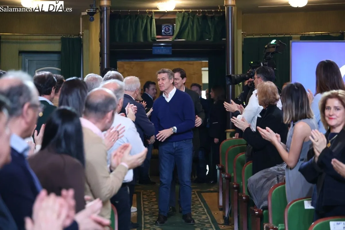 Alberto Núñez Feijóo, aclamado por sus seguidores en el Teatro Liceo de Salamanca | FOTOS: David Sañudo 