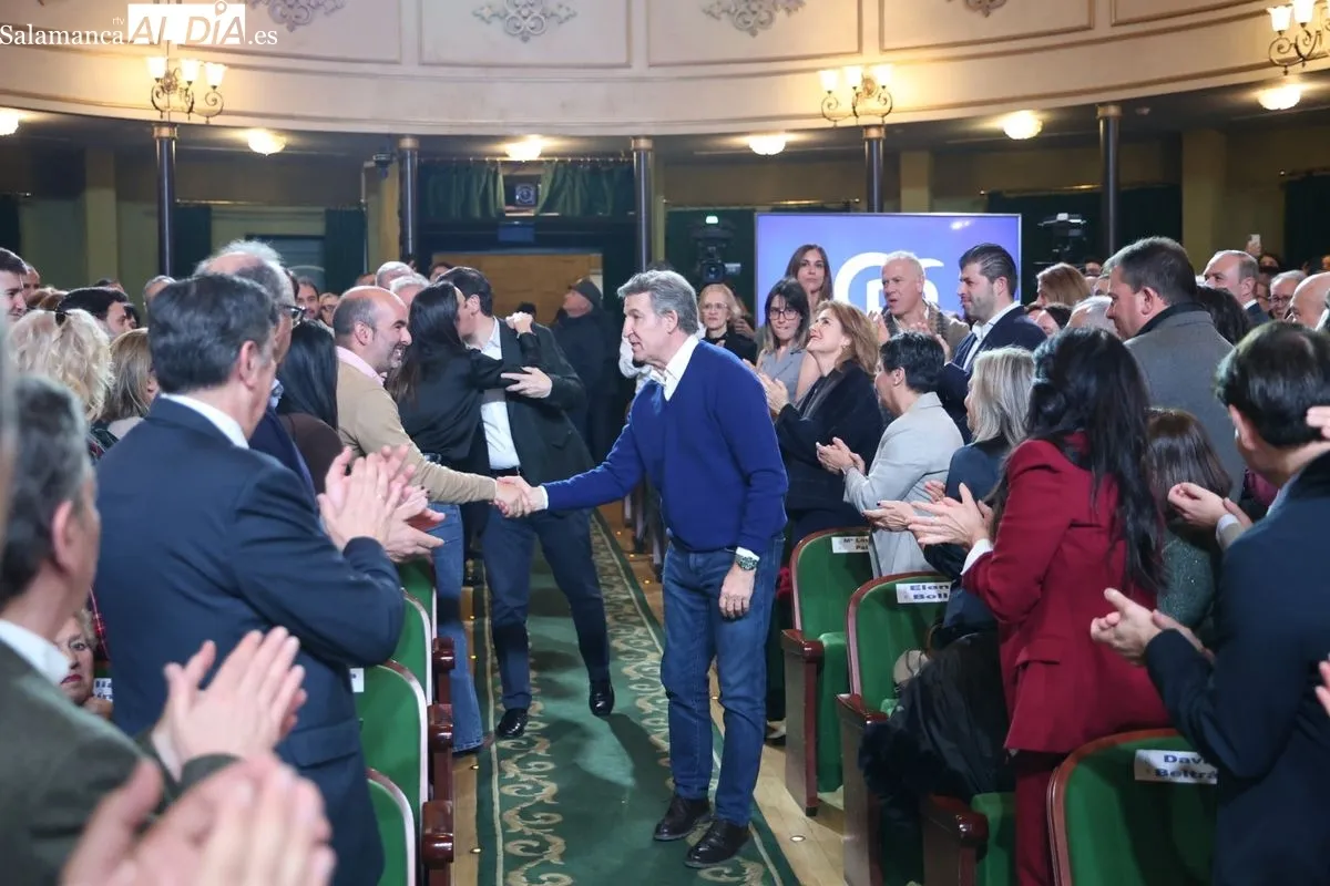 Alberto Núñez Feijóo, aclamado por sus seguidores en el Teatro Liceo de Salamanca | FOTOS: David Sañudo 