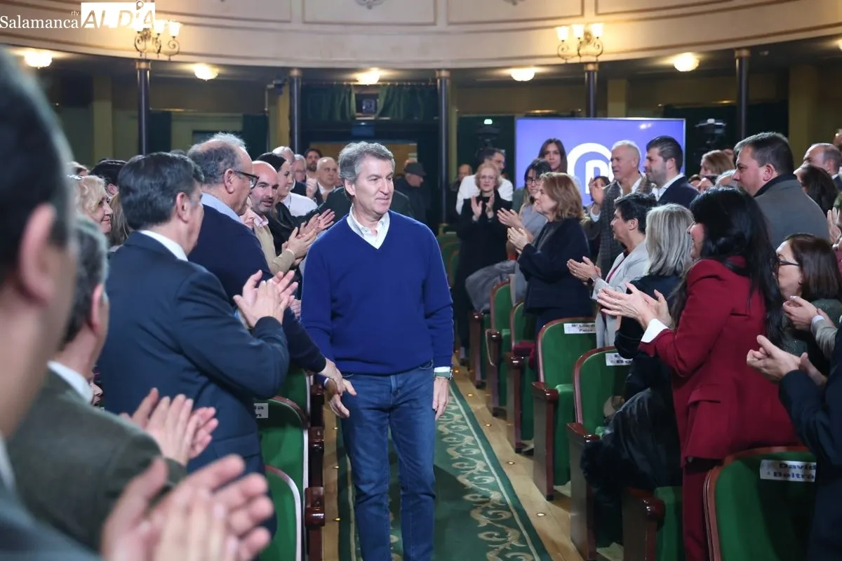 Alberto Núñez Feijóo, aclamado por sus seguidores en el Teatro Liceo de Salamanca | FOTOS: David Sañudo 