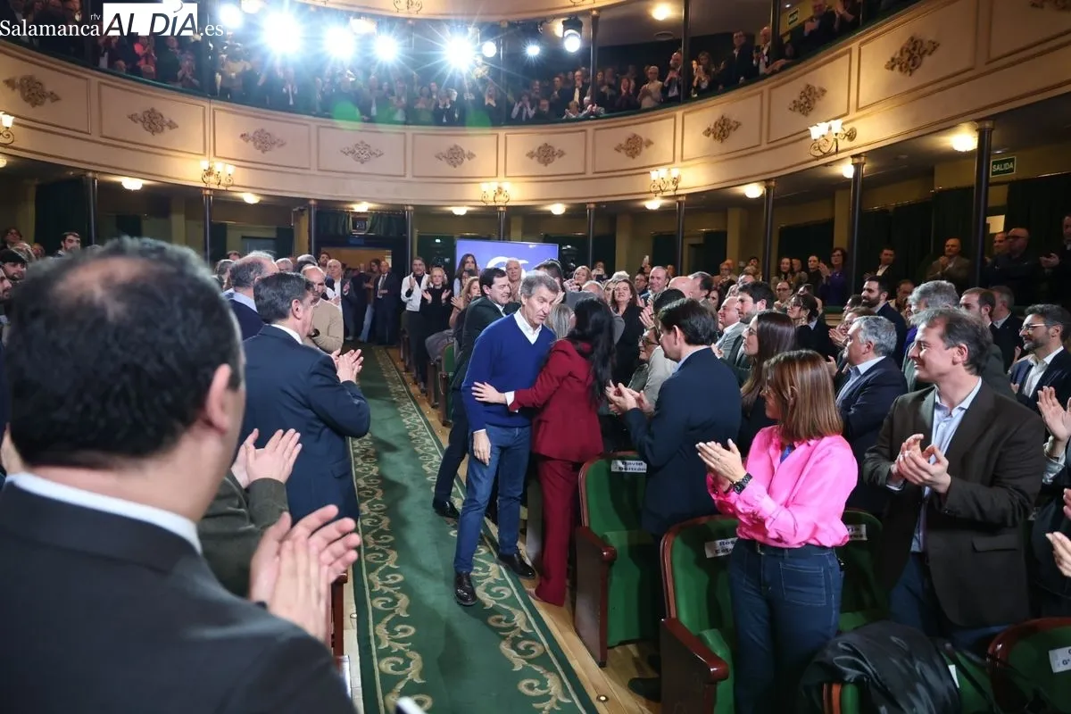 Alberto Núñez Feijóo, aclamado por sus seguidores en el Teatro Liceo de Salamanca | FOTOS: David Sañudo 