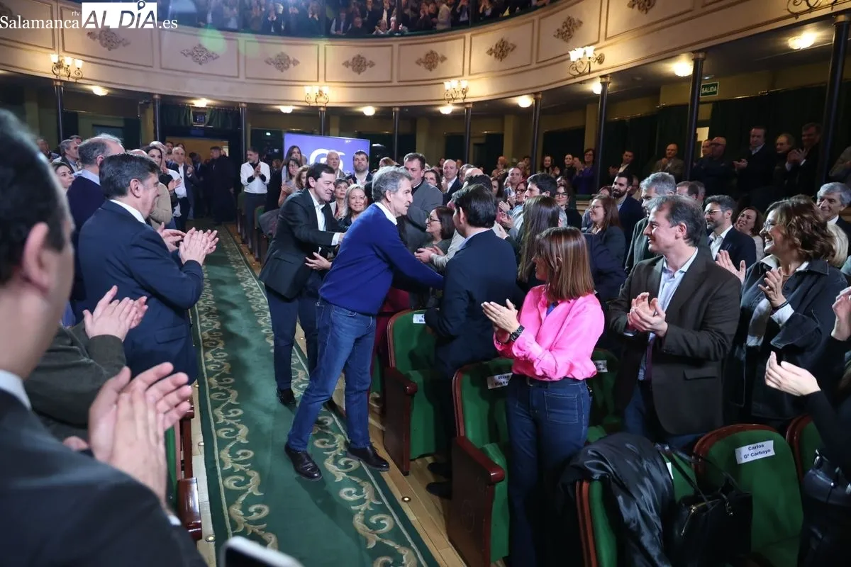 Alberto Núñez Feijóo, aclamado por sus seguidores en el Teatro Liceo de Salamanca | FOTOS: David Sañudo 